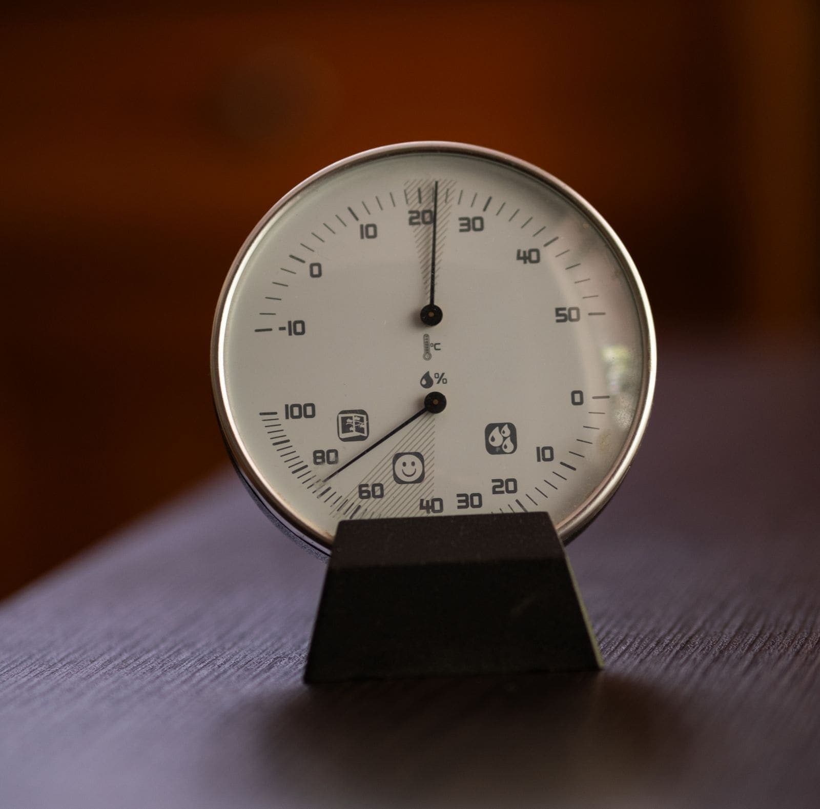 Analog hygrometer showing indoor relative humidity